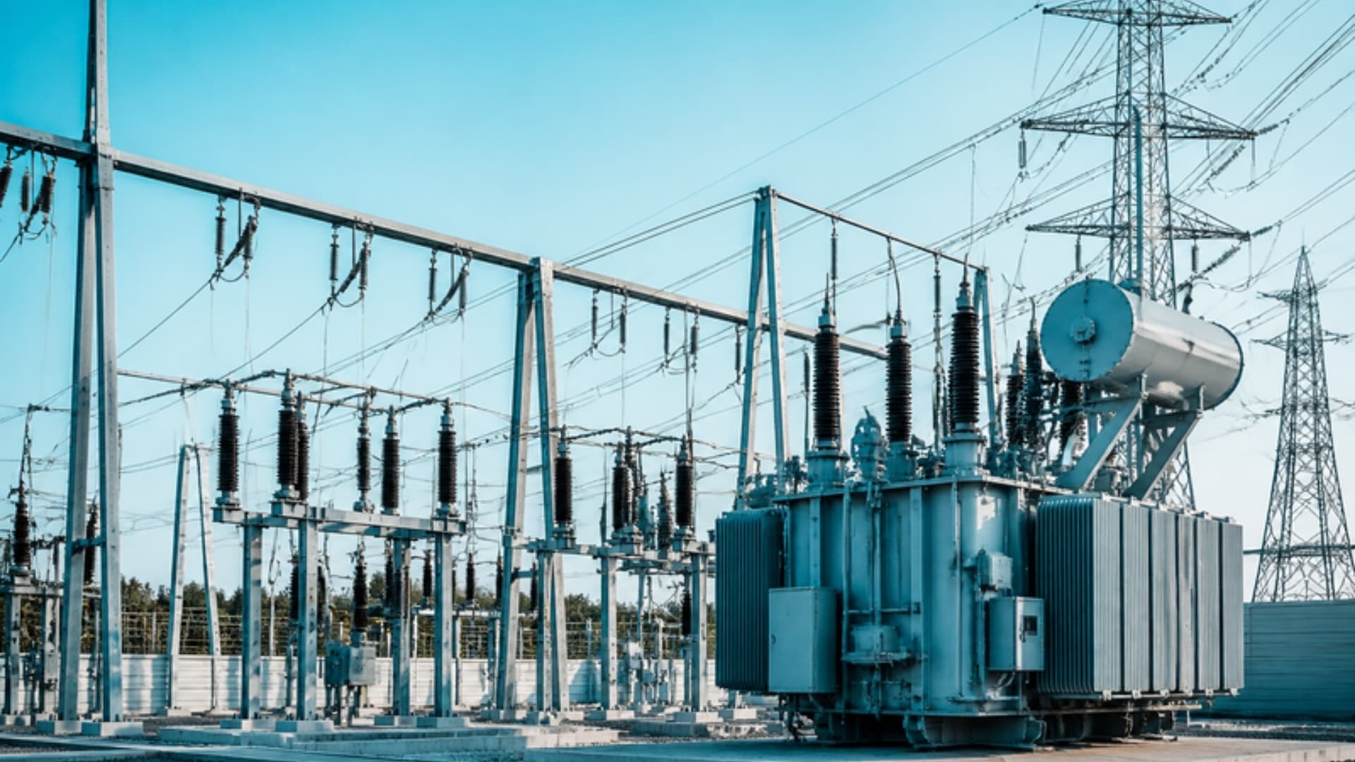 Poste de transformation électrique et lignes haute tension